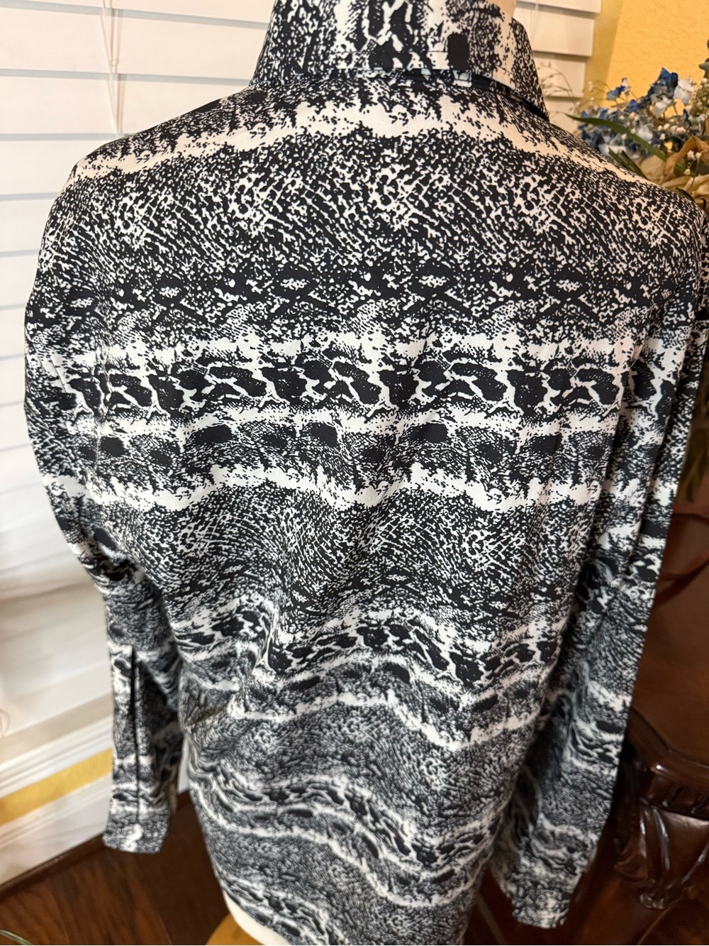 Black & White Printed Women's Button Down Shirt - Picture 4 of 9